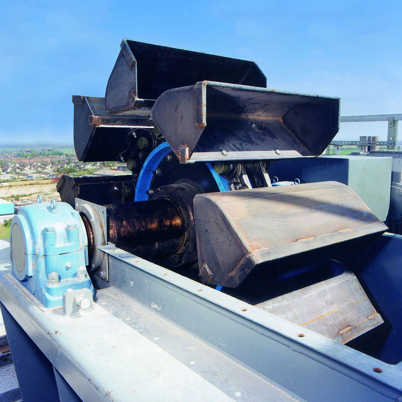 Central chain bucket elevator